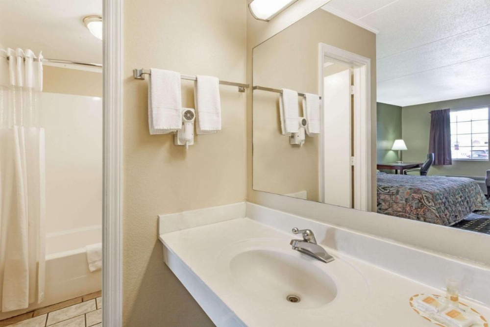 Days Inn by Wyndham Lenoir City Image 10