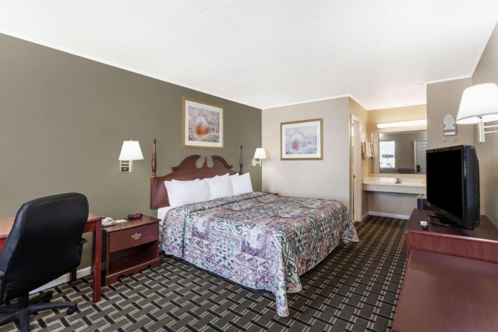 Days Inn by Wyndham Lenoir City Image 12
